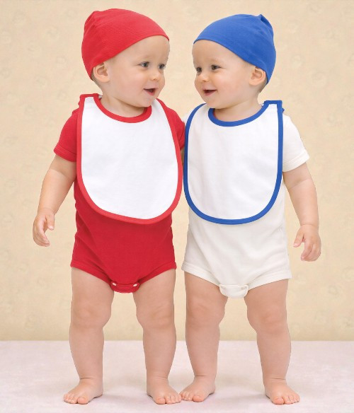 Bébé portant un bavoir adapté aux repas en crèche et aux collectivités petite enfance.