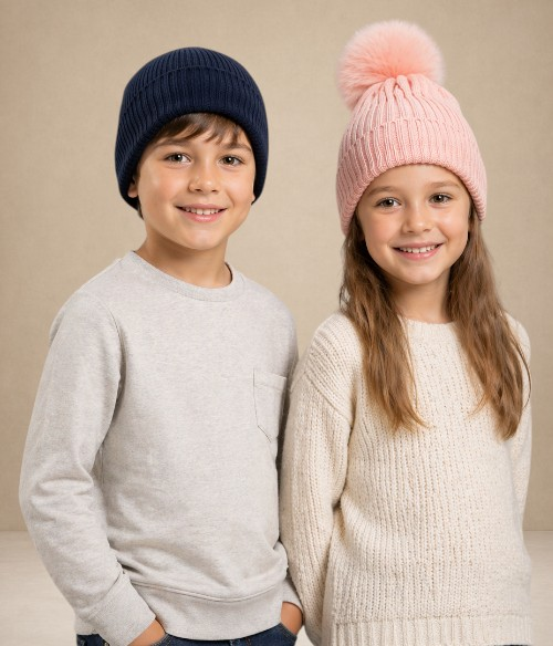 Enfant portant un bonnet chaud adapté aux tenues d’hiver et aux activités extérieures.