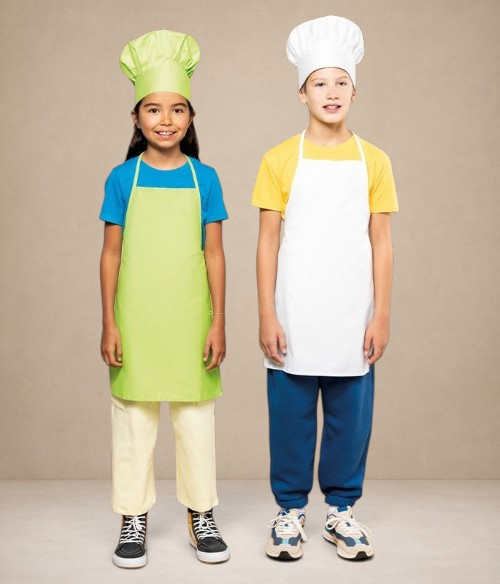 Enfant portant un tablier adapté aux activités créatives, scolaires ou de cuisine.