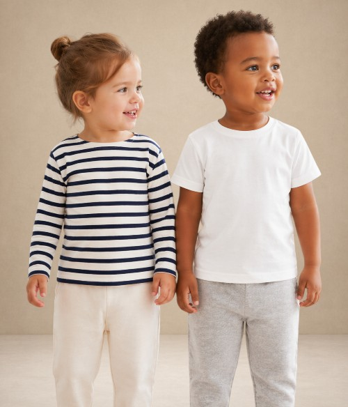 Bébé portant un t-shirt adapté à la crèche et aux collectivités petite enfance.