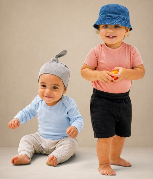 Bébé portant un bonnet ou un chapeau adapté aux vêtements petite enfance.
