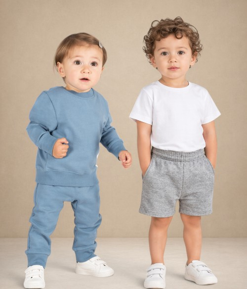 Bébé portant un pantalon ou un jogging adapté à la crèche et aux collectivités petite enfance.