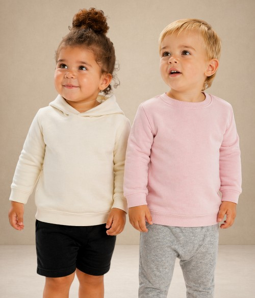 Bébé portant un sweat confortable adapté à la crèche et aux collectivités petite enfance.