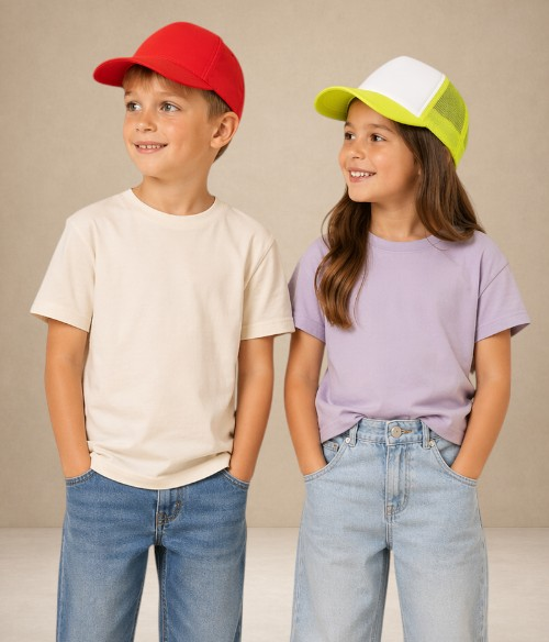 Enfant portant une casquette adaptée aux tenues décontractées et aux activités extérieures.