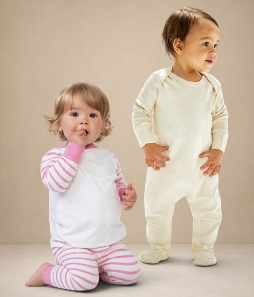 Bébé portant une combinaison ou un pyjama adapté à la crèche et aux collectivités petite enfance.